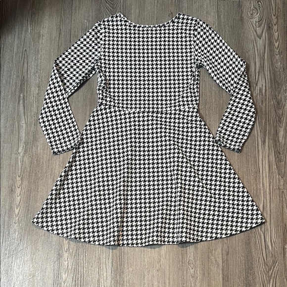 Black & White Dress- size 7-8 - Picture 4 of 4